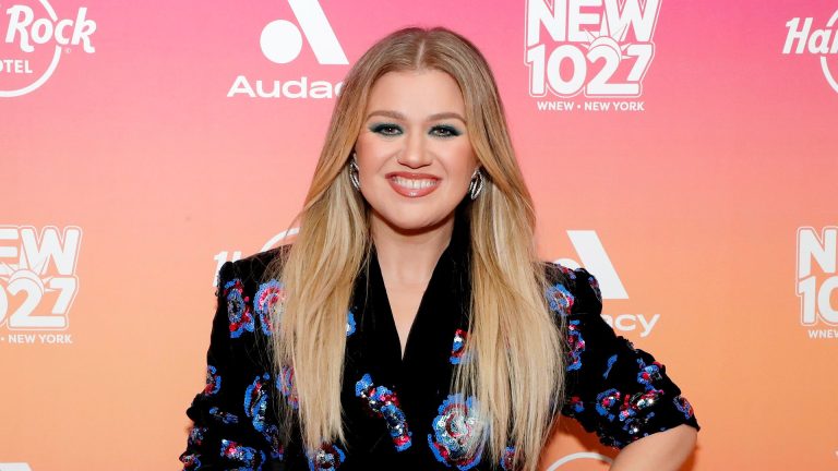 How Kelly Clarkson Inspires Us with Celebrity Fitness Tips